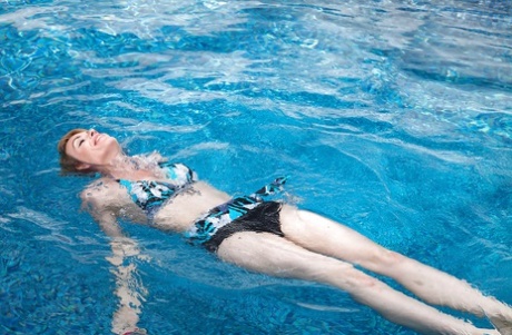 Natural mature prostitute Maria spreads her femininity over the pool