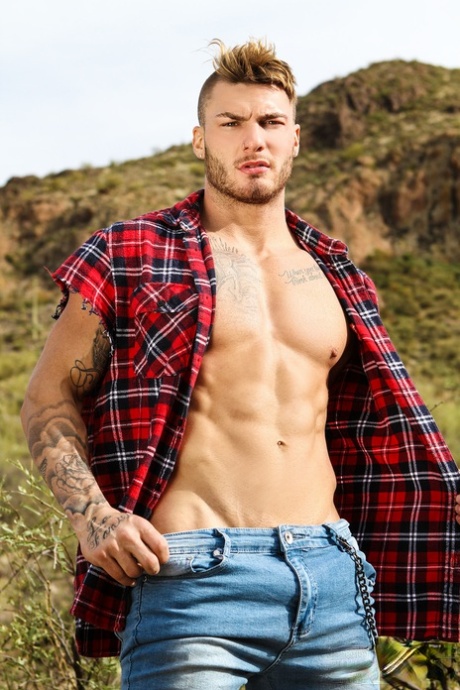 Well-hung lovers William Seed and Pierce Paris have attractive intimacy in nature