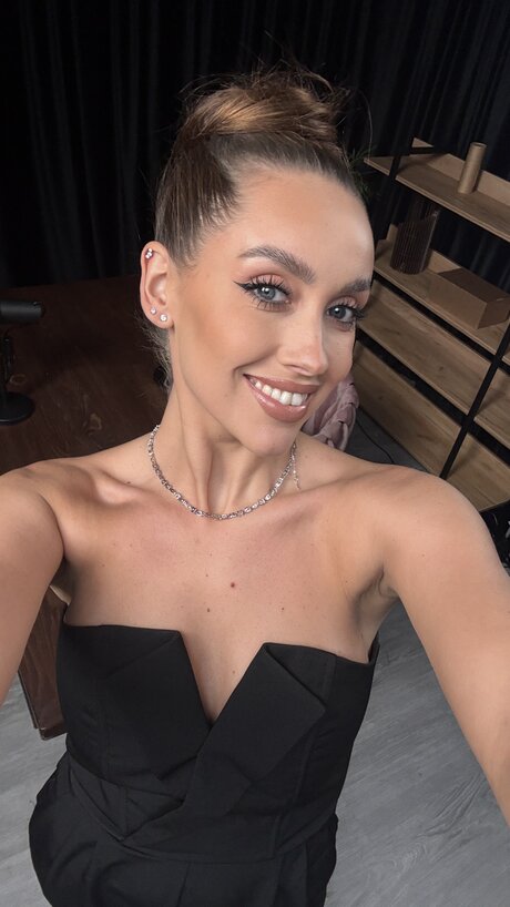 OnlyFans Luxury Girl ADULT featuring Luxury Girl ADULT Natural Pictures