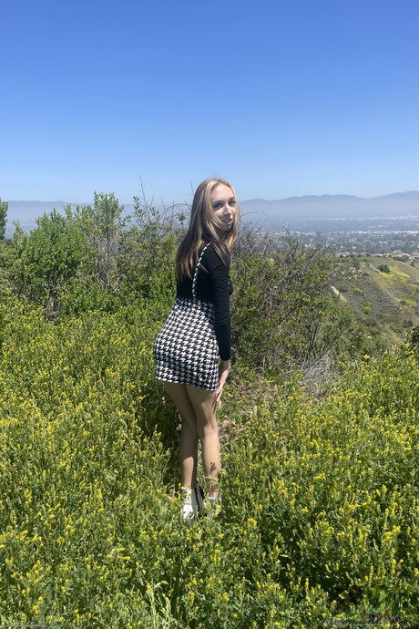 Alluring babe Breezy Bri strips natural & spreads her trimmed femininity up close