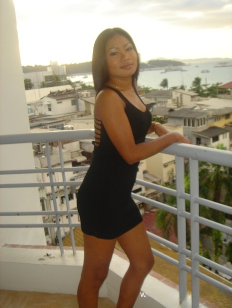 Thai girl Sa spreads her legs to masturbate on toilet after teasing on balcony