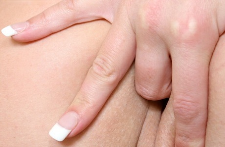 Well-stacked MATURE WOMAN getting natural and exposing her shaved cunt