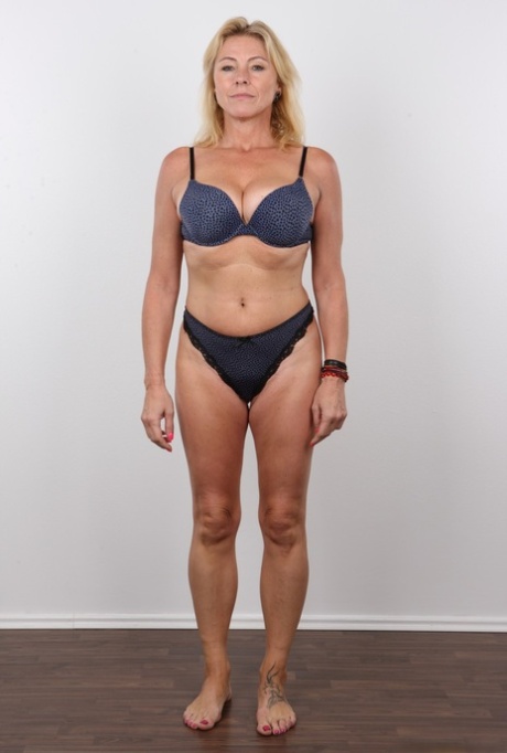 Natural mature Zdenka poses artistic for an authentic adult content lineup