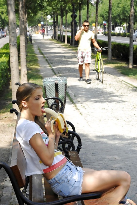 Blonde girl eats a banana in public before blowing her boyfriend at home