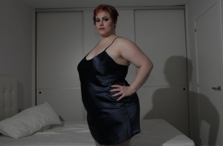 Short-haired BBW with saggy breasts and giant curves Amor in the dark hotel room
