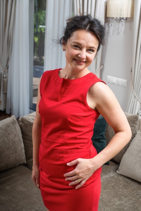 Mature first timer Anette Harper dildos her twat after drinking some wine