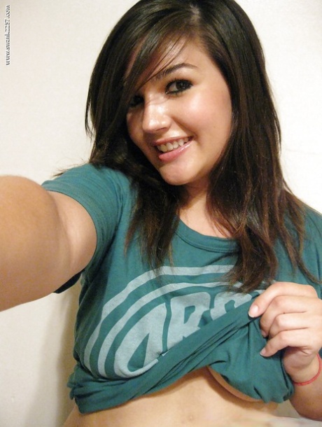 Using a camera babe Veronica M. takes a few pics of her natural assets