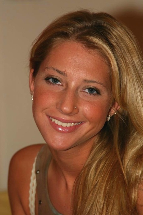 Blonde authentic Sammie reveals her attractive body with a sensual striptease