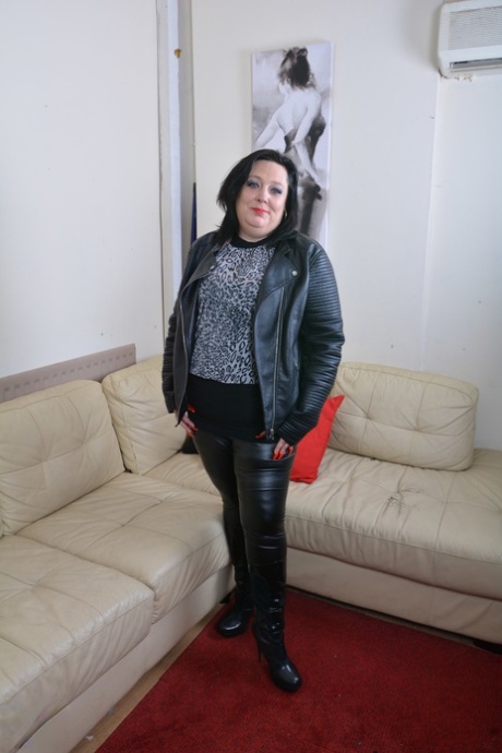 Mature fatty Roxy masturbating her fat shaved femininity with a dildo in stockings