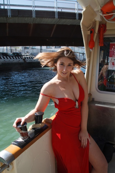 Italian goddess Carolina Firenze loses her dress in a attractive public striptease