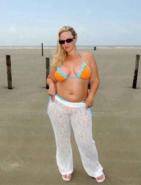 Short MATURE WOMAN Dee Siren strips on the beach & exposes her monster curves