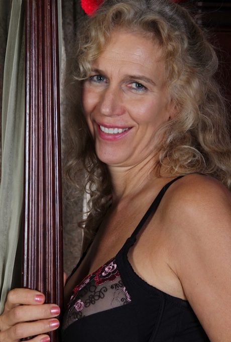 Busty mature lady Cally Jo getting natural and demonstrating her pink hole