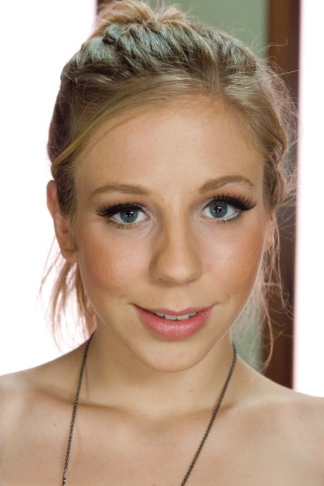 Petite pornstar Chastity Lynn shows her curves and poses with military buddies