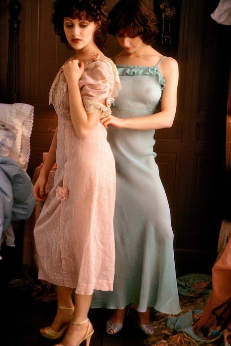 Retro babes Pamela Zinszer and Susan Lynn Kiger are enjoying themselves natural