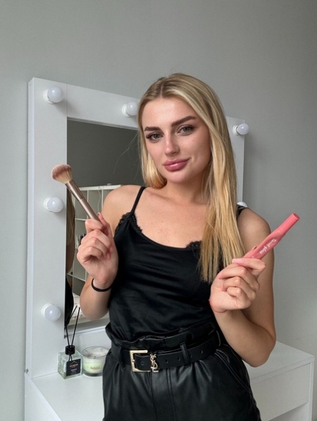 OnlyFans Anni Ya performed by Anni Ya Natural Images