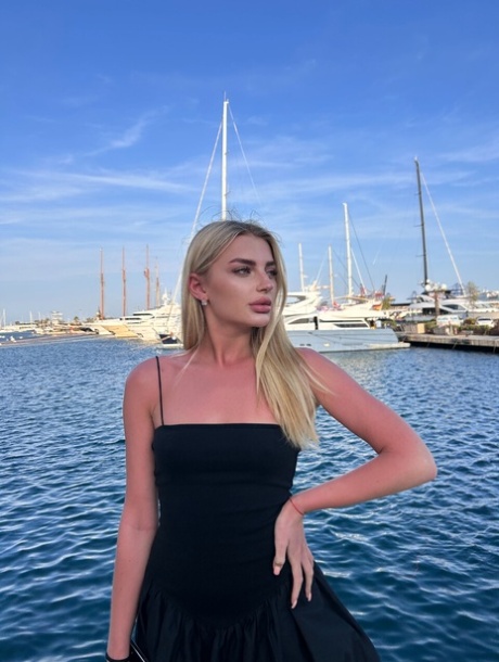 OnlyFans Anni Ya performed by Anni Ya Natural Images