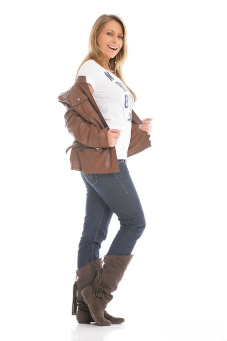 Super alluring Sofie peels her tight jeans to bend over for a natural curves closeup