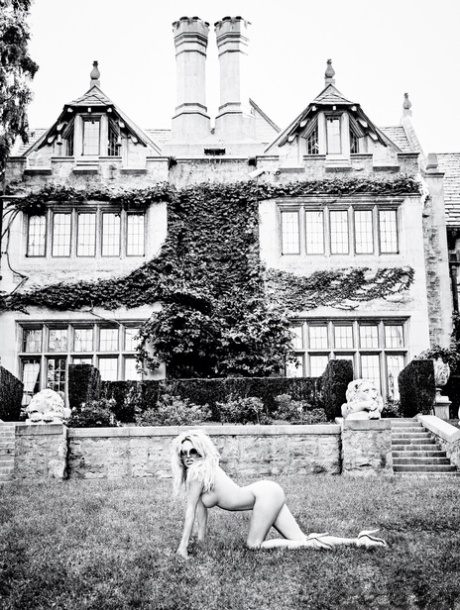 Famous Canadian MATURE WOMAN Pamela Anderson posing in the playboy mansion
