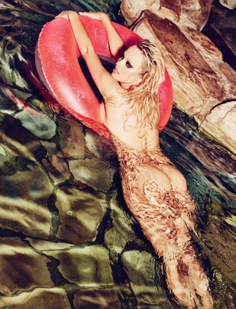 Famous Canadian MATURE WOMAN Pamela Anderson posing in the playboy mansion