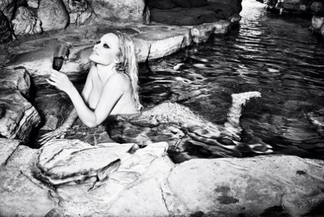 Famous Canadian MATURE WOMAN Pamela Anderson posing in the playboy mansion