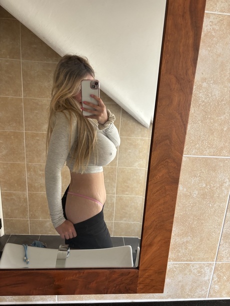 Attractive OnlyFans cam babe Brooke Mills flaunts her big breasts in a alluring compilation