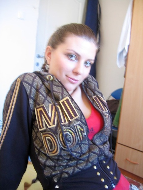 Busty authentic Lory finger spreads her femininity after getting natural on her bed