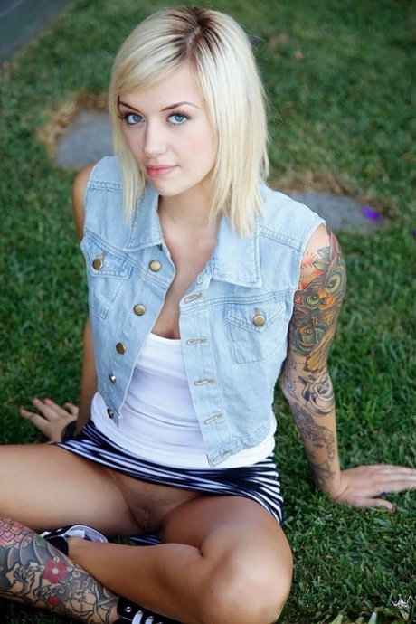 3 girls that live together head inside for an all girl threesome