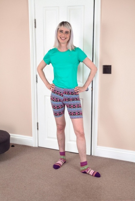 Authentic girl Esme showcases her beaver after uncovering hairy armpits