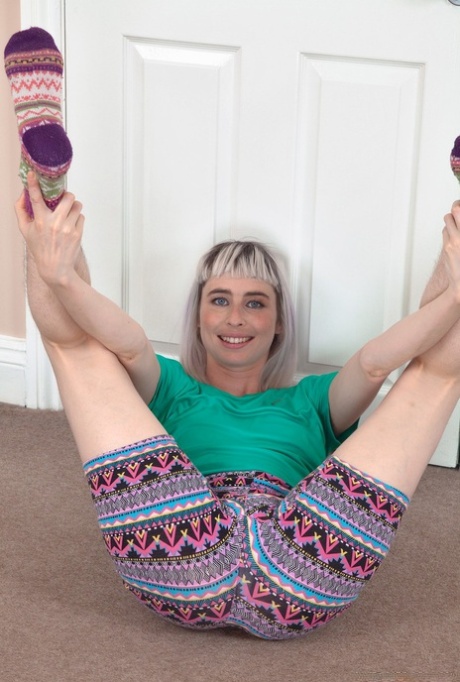 Authentic girl Esme showcases her beaver after uncovering hairy armpits