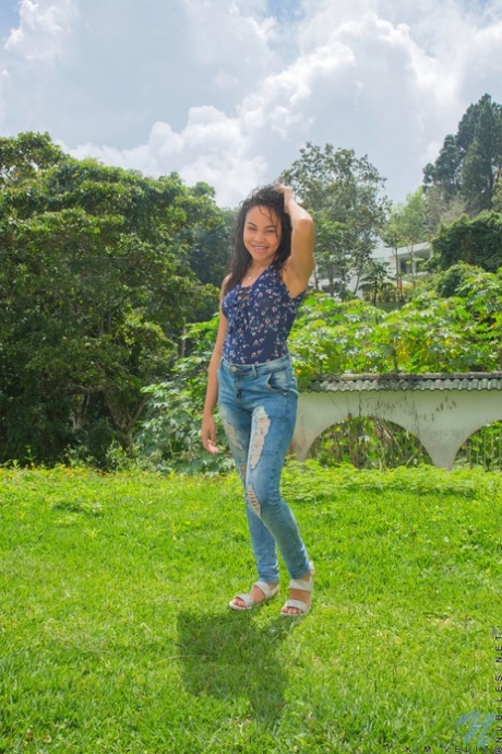 Dazzling Venezuelan girl Kim Veliz masturbates her shaved femininity outdoors