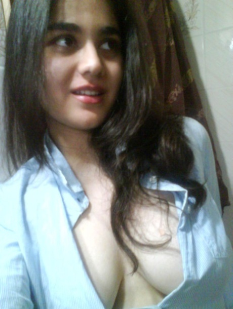 Indian girl takes self shots with big natural breasts free of blouse