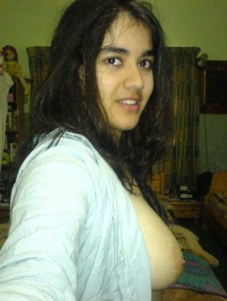 Indian girl takes self shots with big natural breasts free of blouse