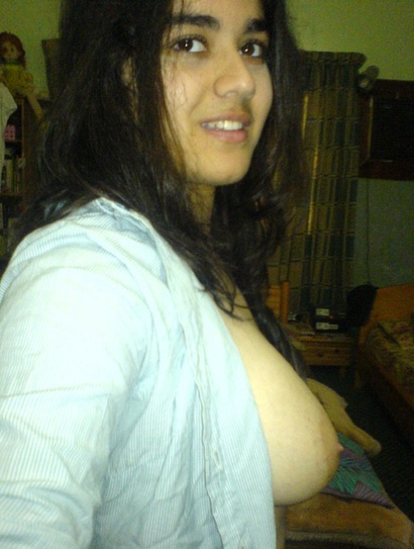 Indian girl takes self shots with big natural breasts free of blouse