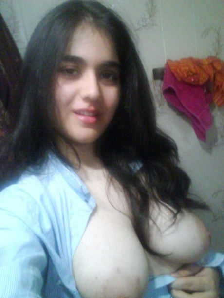 Indian girl takes self shots with big natural breasts free of blouse