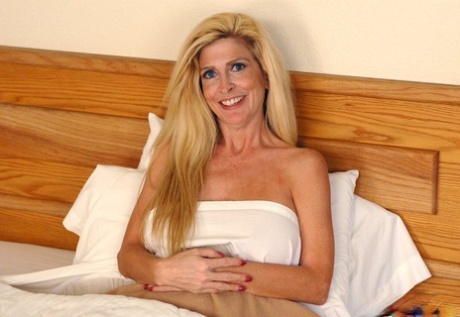 Alluring mom with huge breasts Sugar Kane fucking meaty manhood in her bedroom