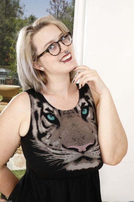 Young curvy babe with a big bum Nyx Night presents her hairy love holes