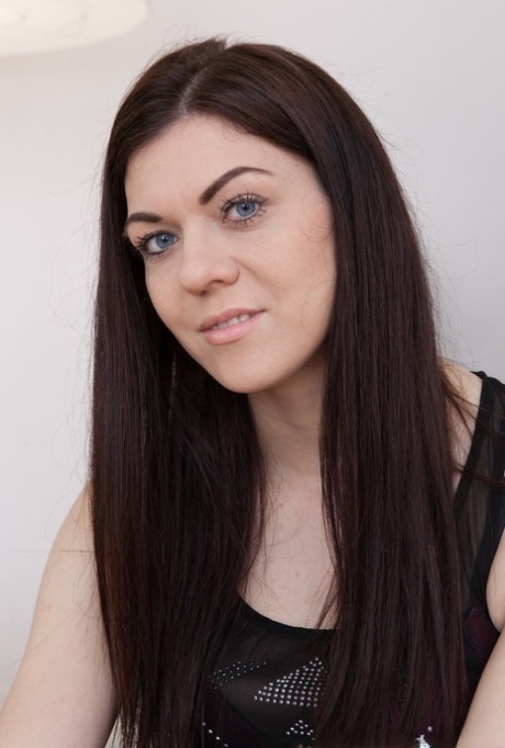 Solo girl Corazon Del Angel dildos her wet beaver in stockings