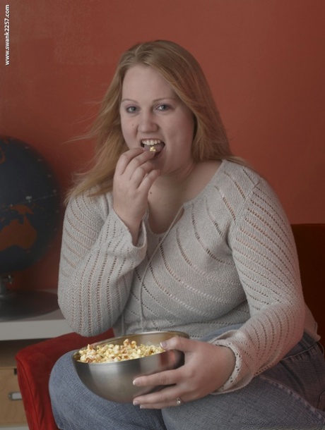 BBW Anne North holds onto her floppy breasts before fingering her bald snatch