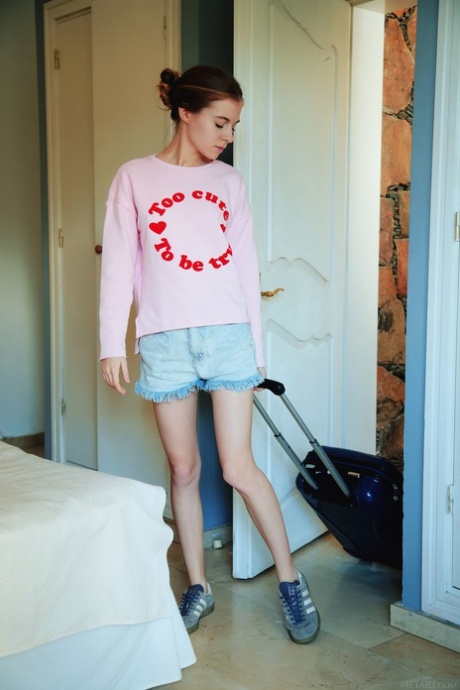 Glamorous babe Shayla spreads her bald femininity & shows her big curves