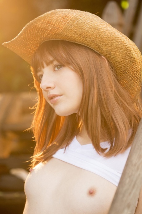 Met Art performed by Lena Anderson ADULT Photos