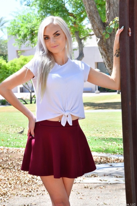 Platinum blonde Joslyn strips to her lingerie & flashes her femininity in public