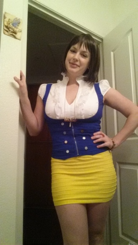 Authentic model Danielle Ftv takes non artistic selfies in a variety of outfits