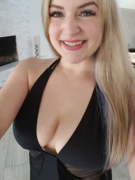 Blonde authentic Danielle takes a variety of artistic and non artistic self shots