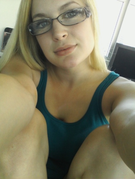 Blonde authentic Danielle takes non artistic selfies of her daily life