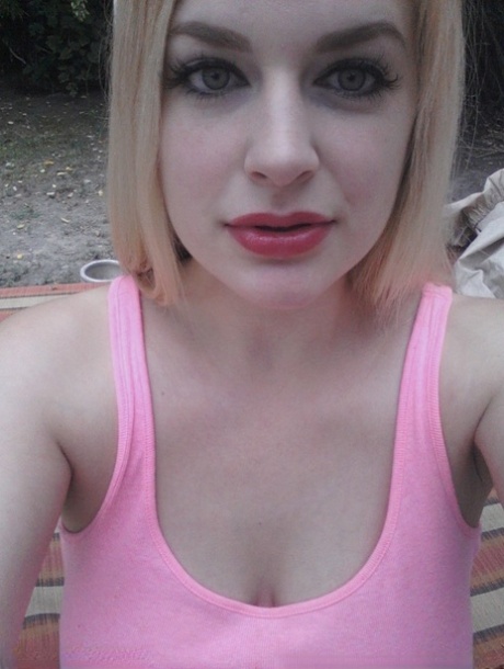 Blonde authentic Danielle takes non artistic selfies of her daily life