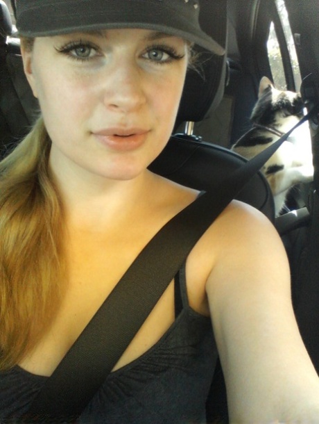 Blonde authentic Danielle takes non artistic selfies of her daily life