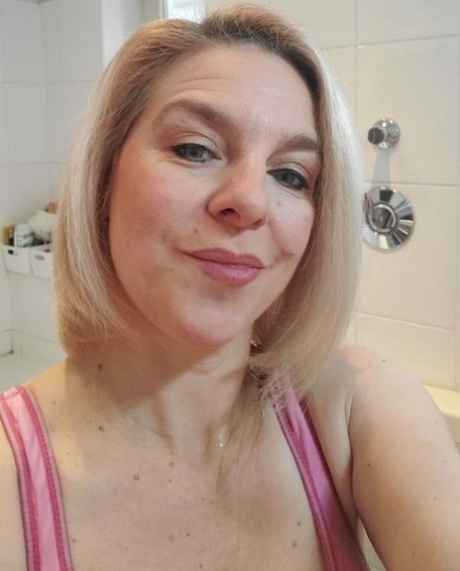 Busty authentic teases with her big breasts while taking artistic selfies