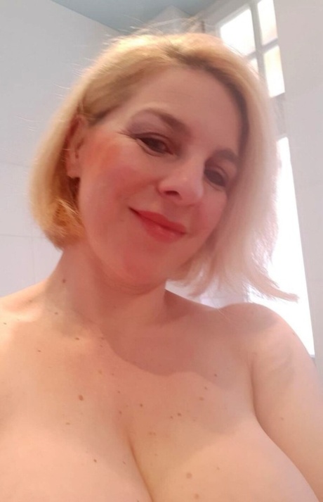 Busty authentic teases with her big breasts while taking artistic selfies