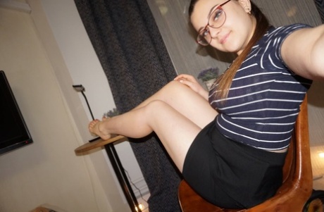 Alluring authentic takes artistic selfies while flaunting her big breasts & curves