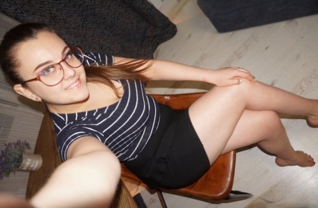 Alluring authentic takes artistic selfies while flaunting her big breasts & curves